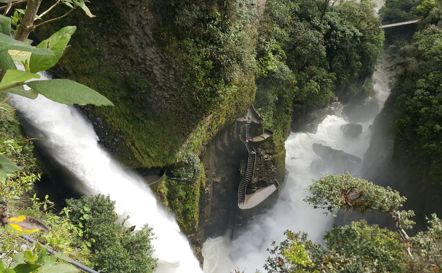 El Pailon del Diablo, Ecuador