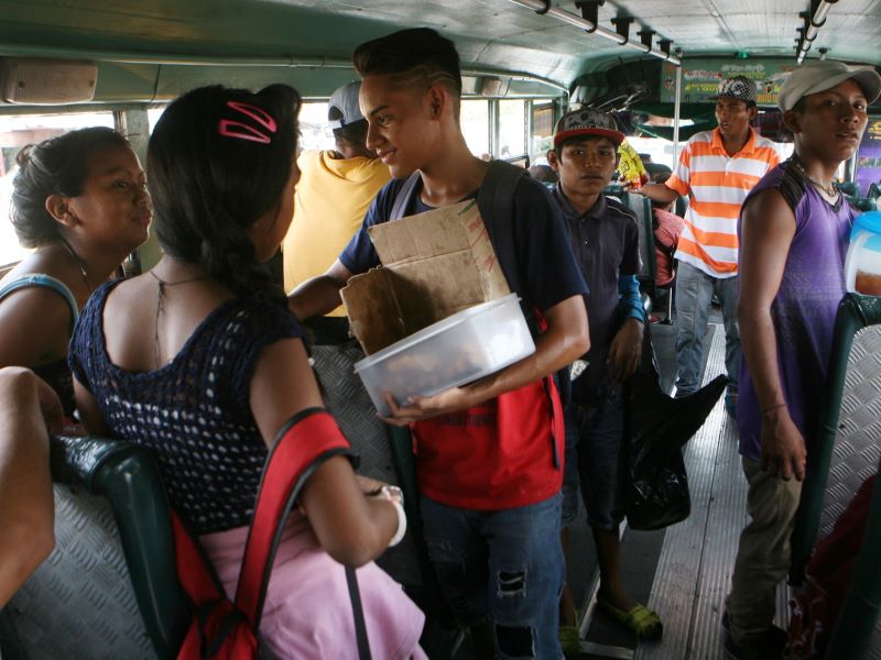 ecuador bus venditore ambulante 2